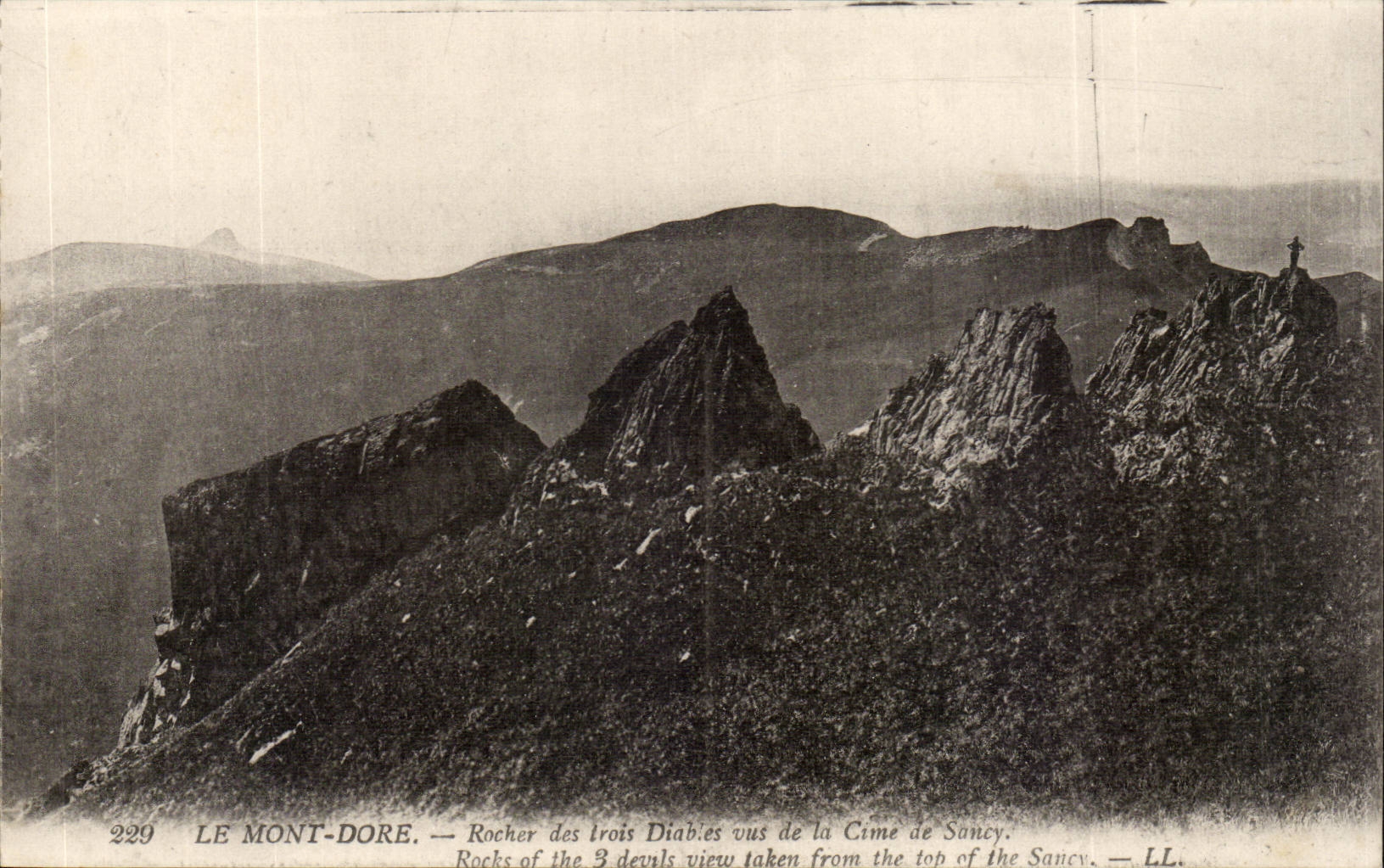Le Mont Dore CPA Rocher des trois diables vus de la Cime de Sancy