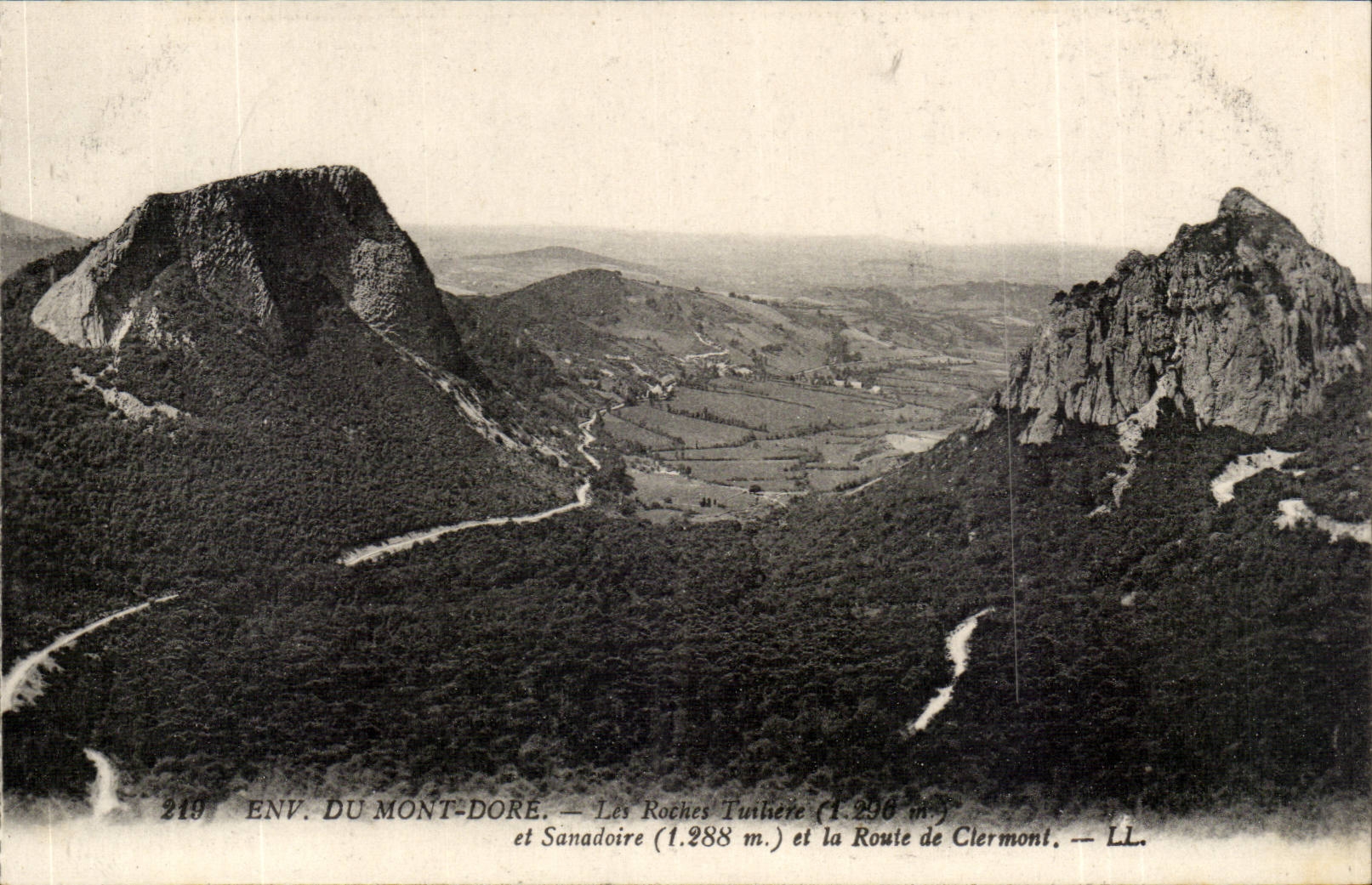 Environs du Mont Dore CPA Les roches Tuiliere Route de Clermont