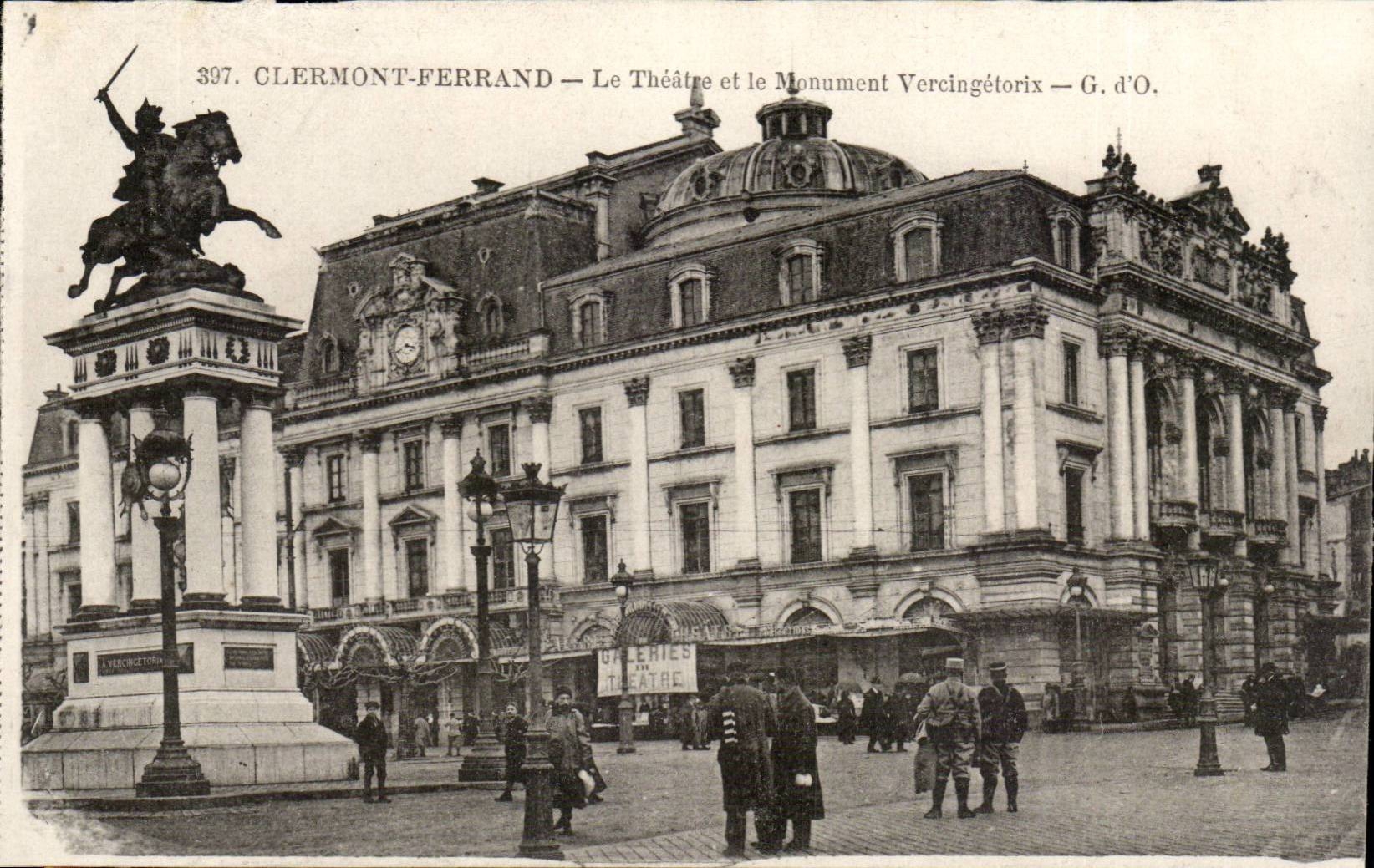 Clermont Ferrand CPA Le theatre et le monumetn Vercingetorix