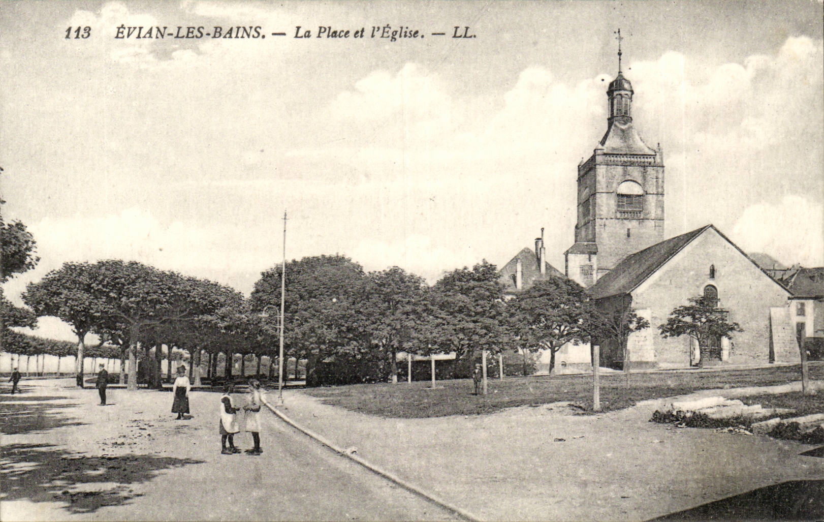 ÉVIAN-LES-BAINS — La Place et l'Église — LL. — N° 113