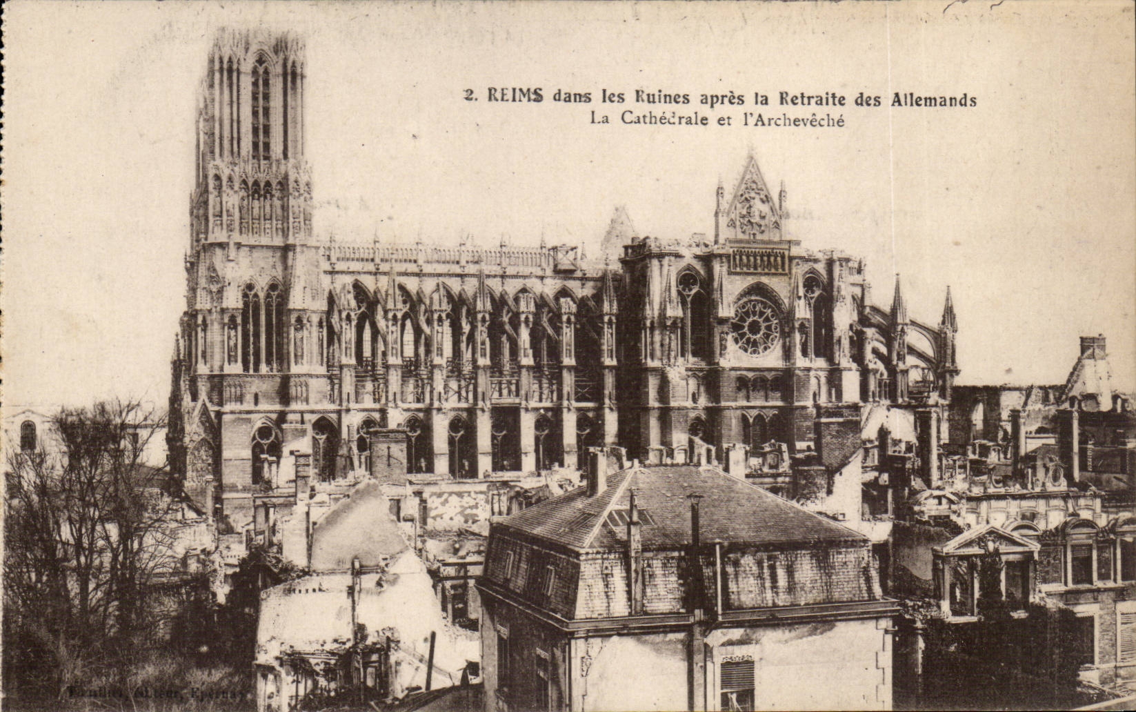 Reims dans les ruines apres la retraite des allemands CPA La cathedrale et l'archeveche
