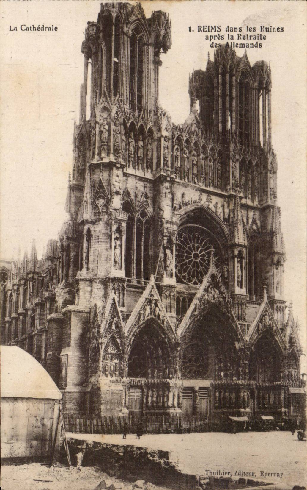 Reims dans les ruines apres la retraite des allemands CPA La cathedrale 