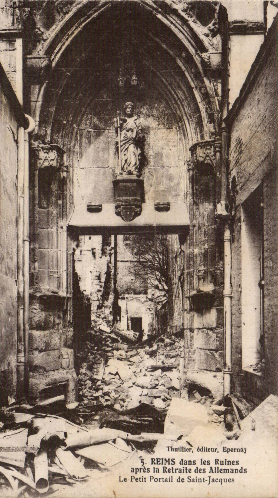 Reims dans les ruines apres la retraite des allemands CPA Le petit portail de Saint Jacques