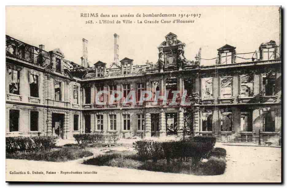 Reims CPA Dans ses annees de bombardement 1914 1917 Hotel de ville La grande cour d'honneur