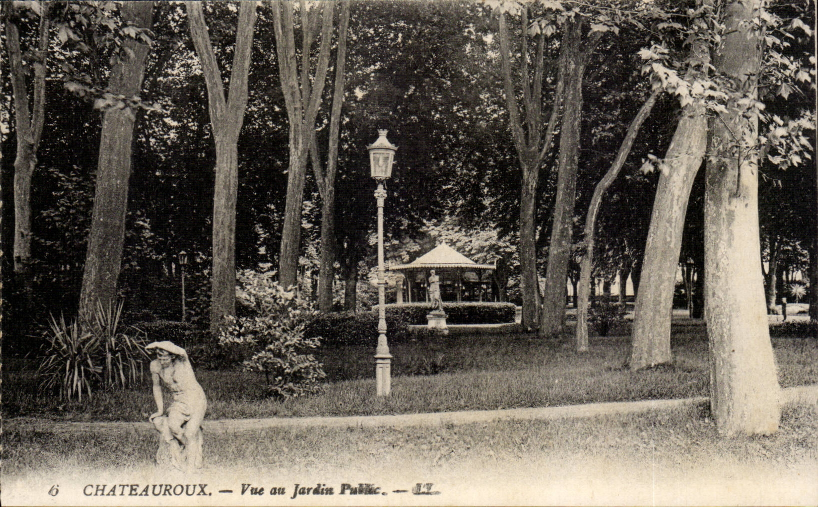 Chateauroux CPA Vue au jardin public