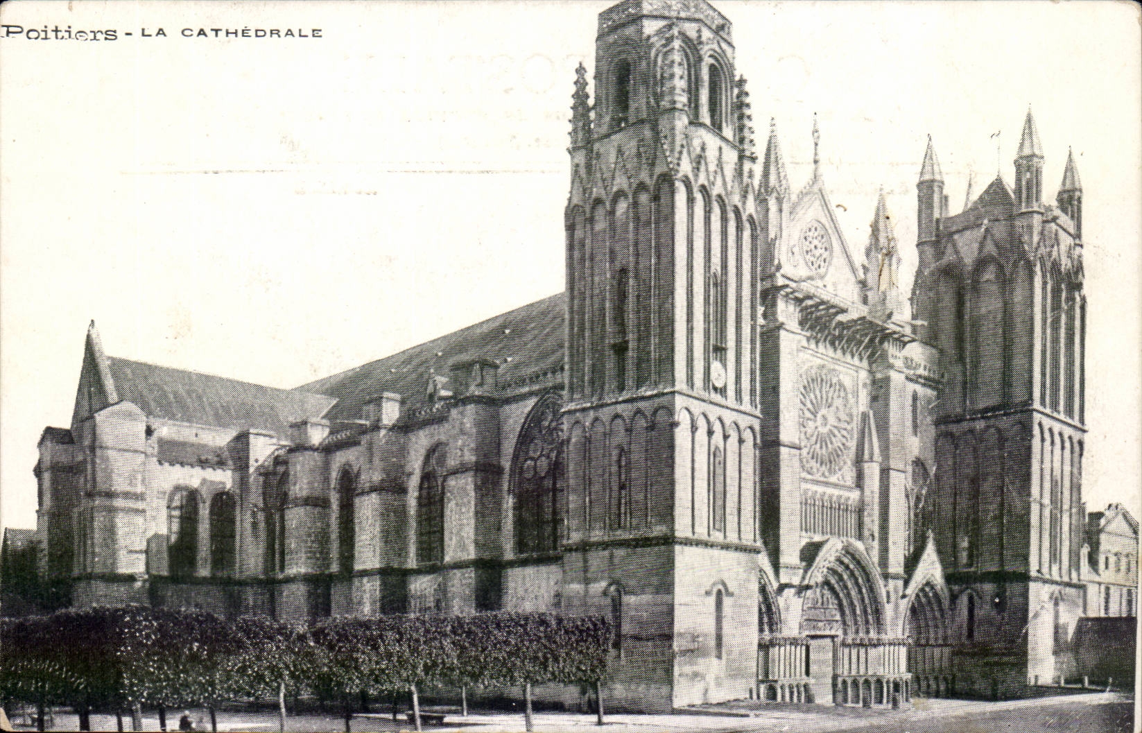 Poitiers - LA CATHÉDRALE — vue de la façade et du clocher