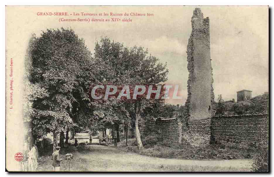 Grand-Serre - Die Terrassen und Ruinen des befestigten Schlosses (Castrum-Serris), zerstört im 14. Jahrhundert