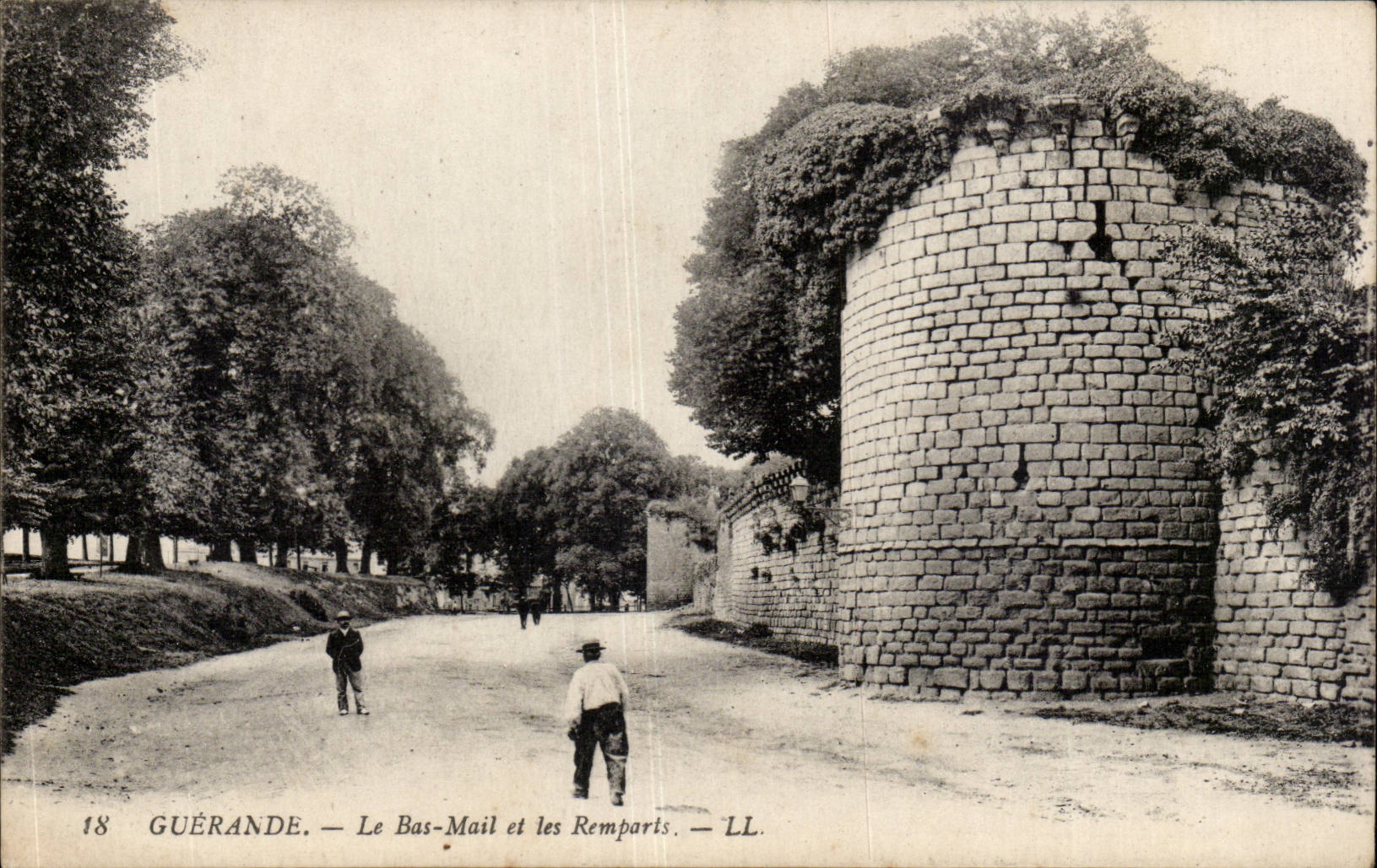 Guérande — Le Bas-Mail et les Remparts — LL