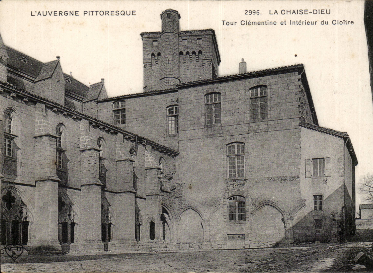 La Chaise Dieu - Tour Clementine et Interieur du Cloitre CPA 