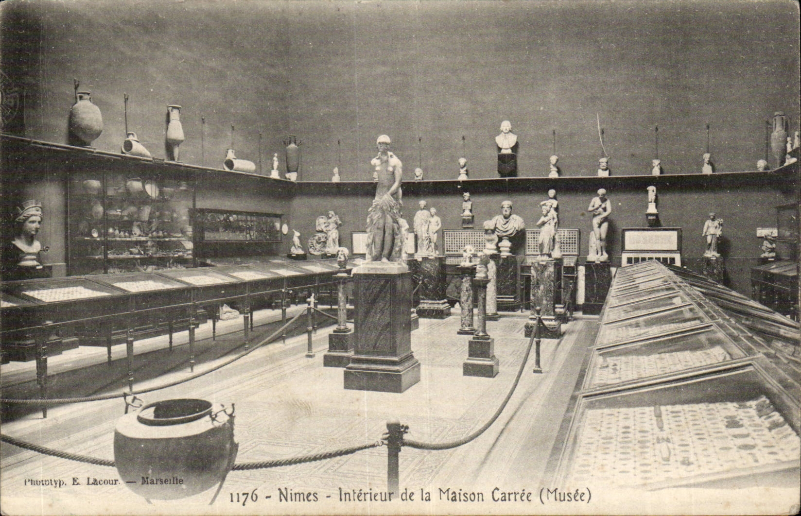 Nîmes - Intérieur de la Maison Carrée (Musée) — Phototyp. E. Lacour — Marseille, n° 1176