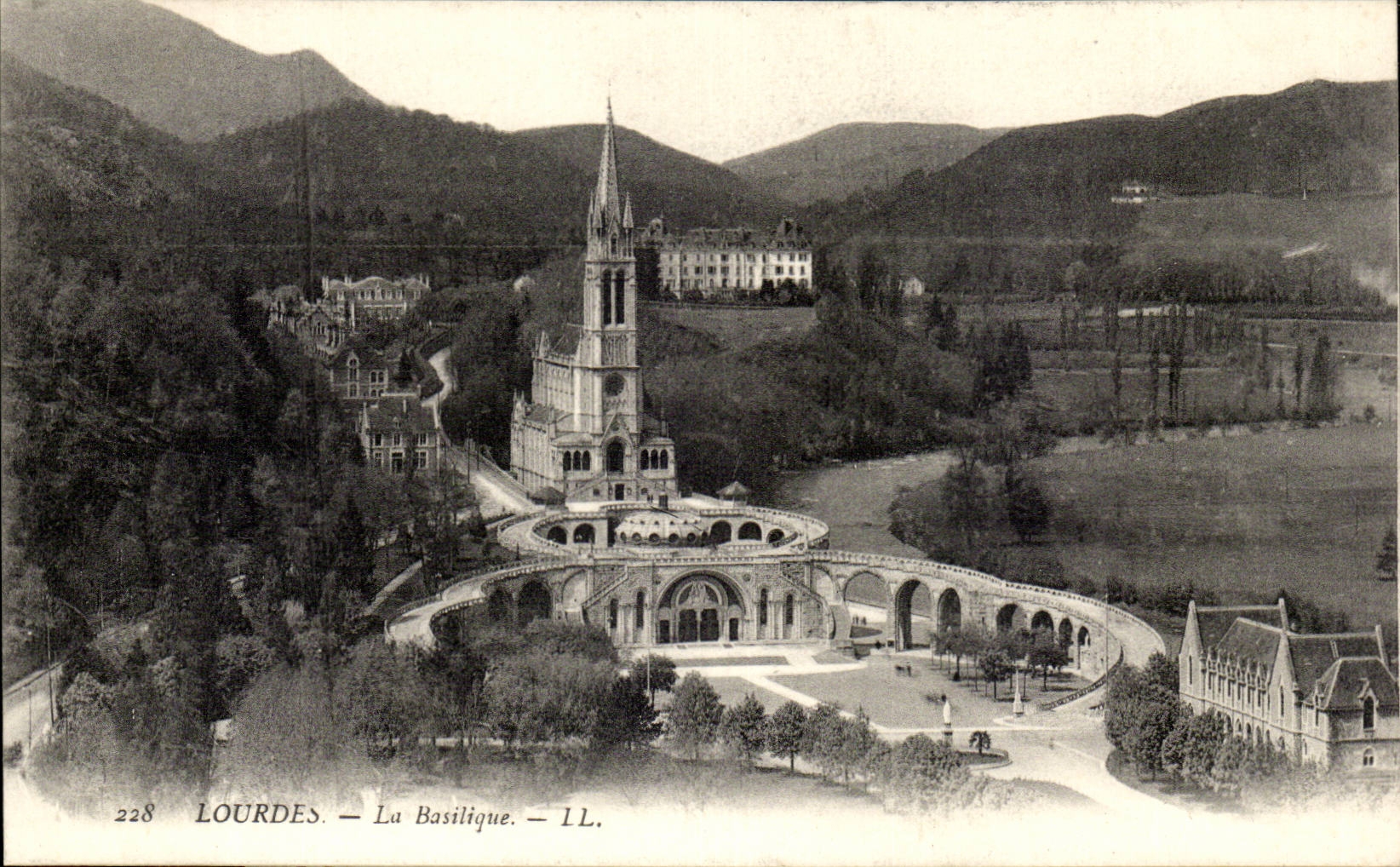 Lourdes CPA La basilique