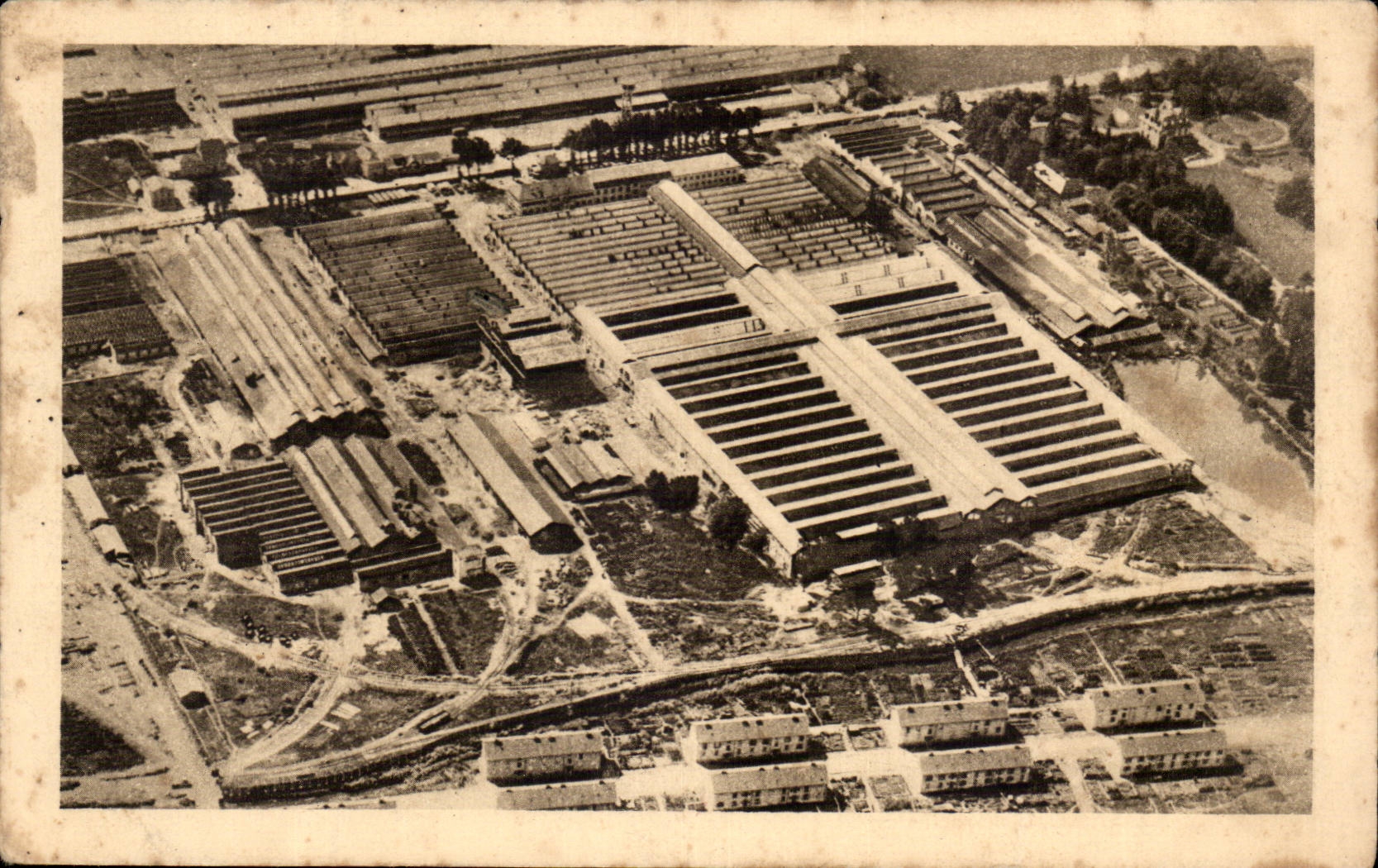 Groupe de Production des Automobiles Peugeot à Sochaux-Montbéliard — vue aérienne — Édition Peugeot