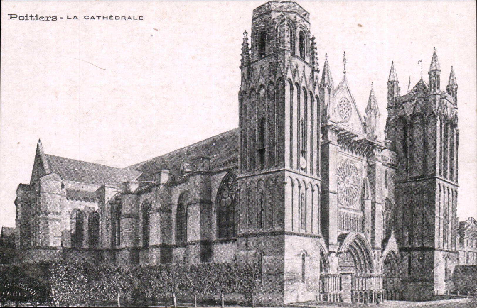 Poitiers - LA CATHÉDRALE — vue de l'édifice gothique avec son portail et son clocher