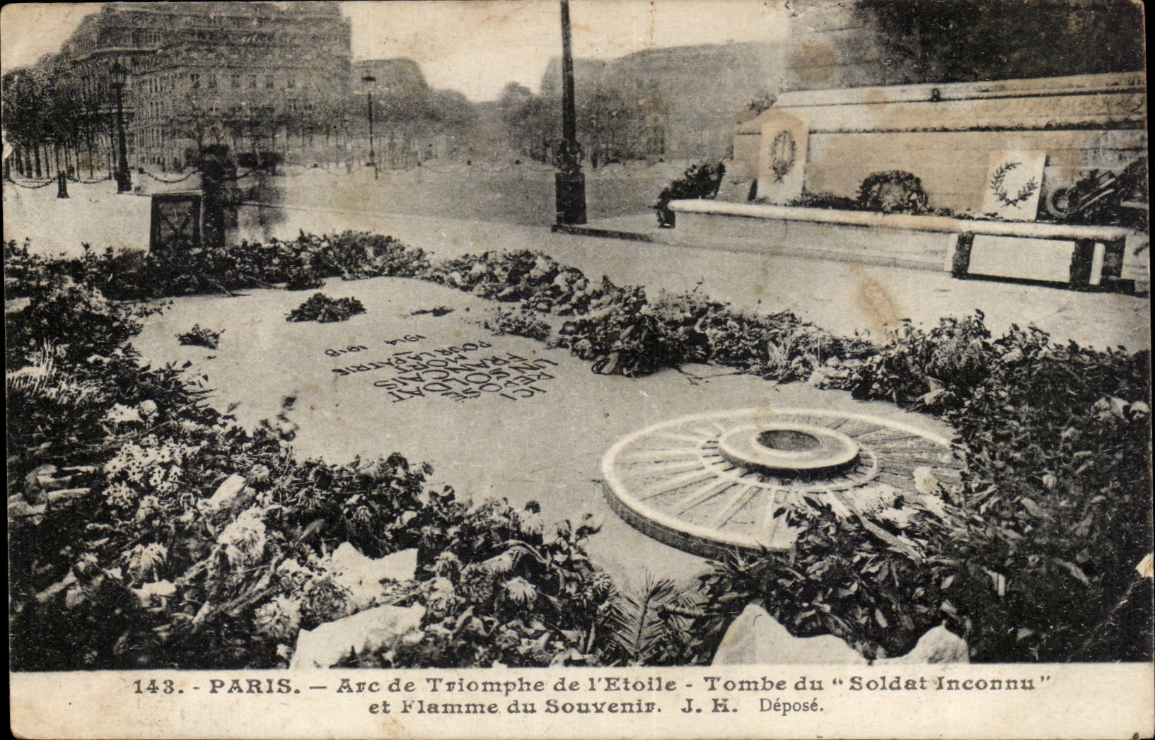Paris CPA Arc de triomphe de l'etoile Tombe du soldat inconnu et flamme du souvenir