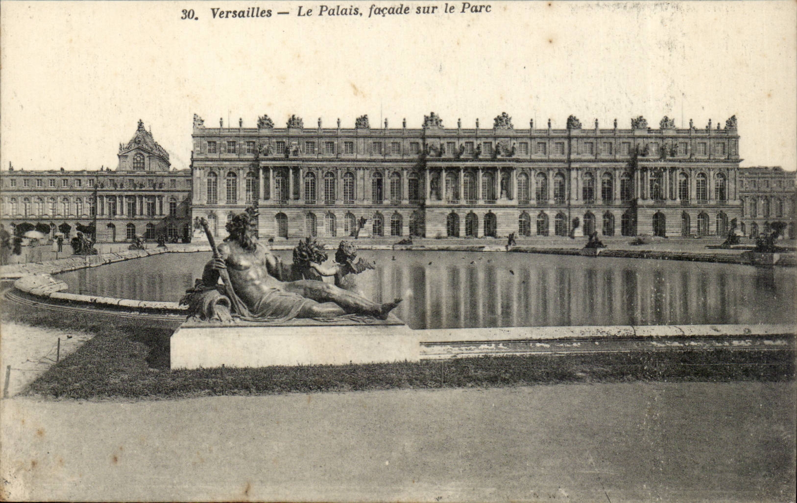 Versailles cPA Le palais FAcade sur le parc