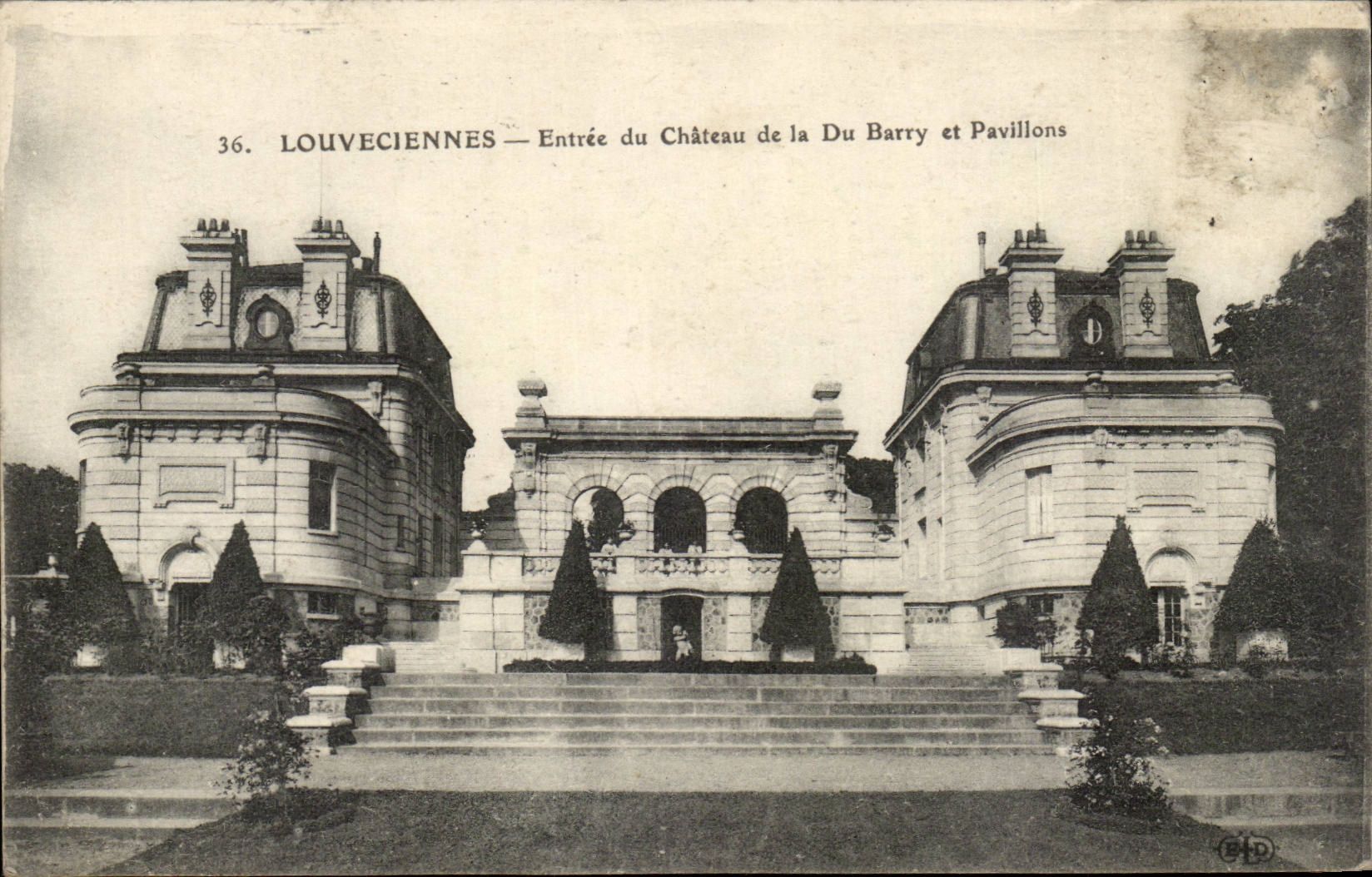 Louveciennes CPA Entree du chateau de la Du Barry et pavillons