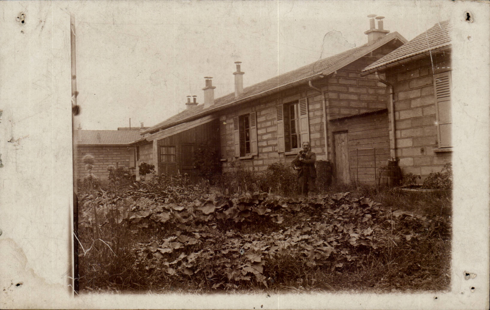 CARTE PHOTO Maison et viel homme