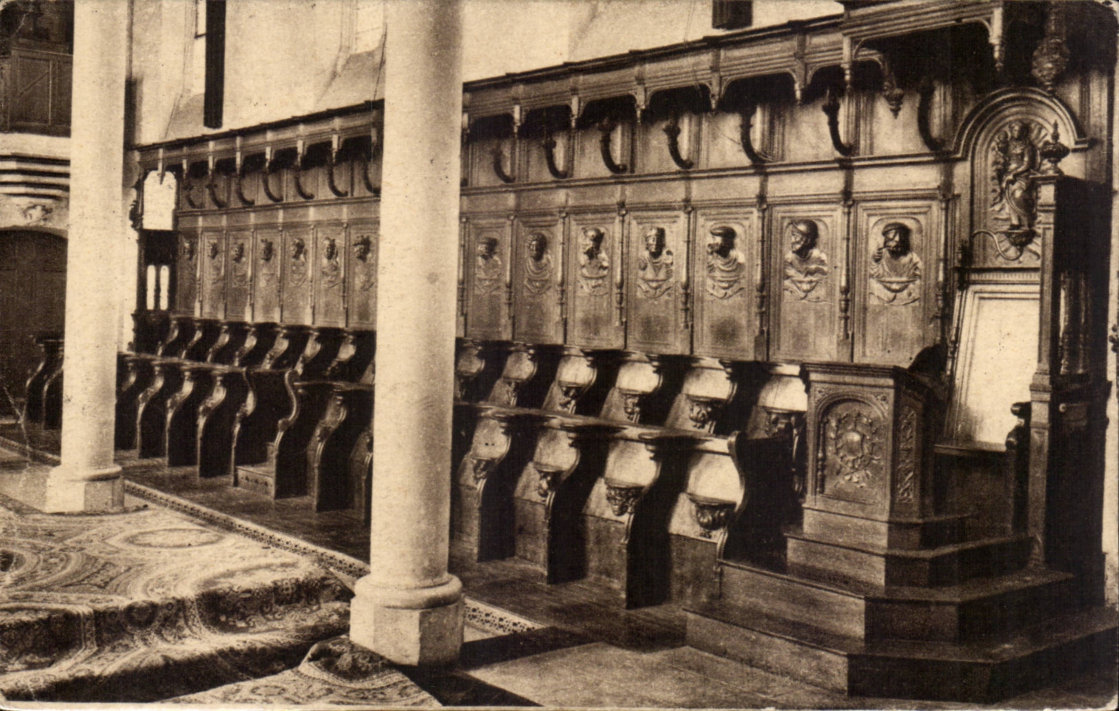 Les stalles du chœur de l'Abbaye Saint-Pierre de Solesmes, Sarthe — fin du XVIe siècle — J. Malicet, phot. Sable