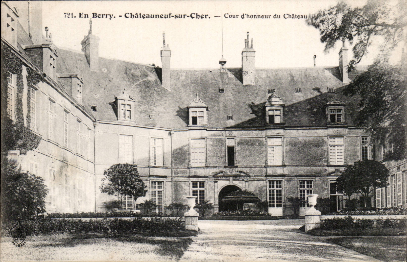 Châteauneuf-sur-Cher — Cour d'honneur du Château — éditeur A. Auxenans, Bourges, n°721