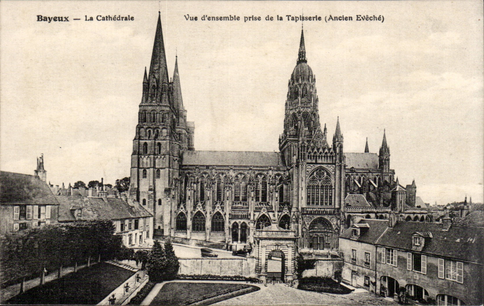 Bayeux — La Cathédrale — Vue d'ensemble prise de la Tapisserie (Ancien Evêché) — Photo Leproux