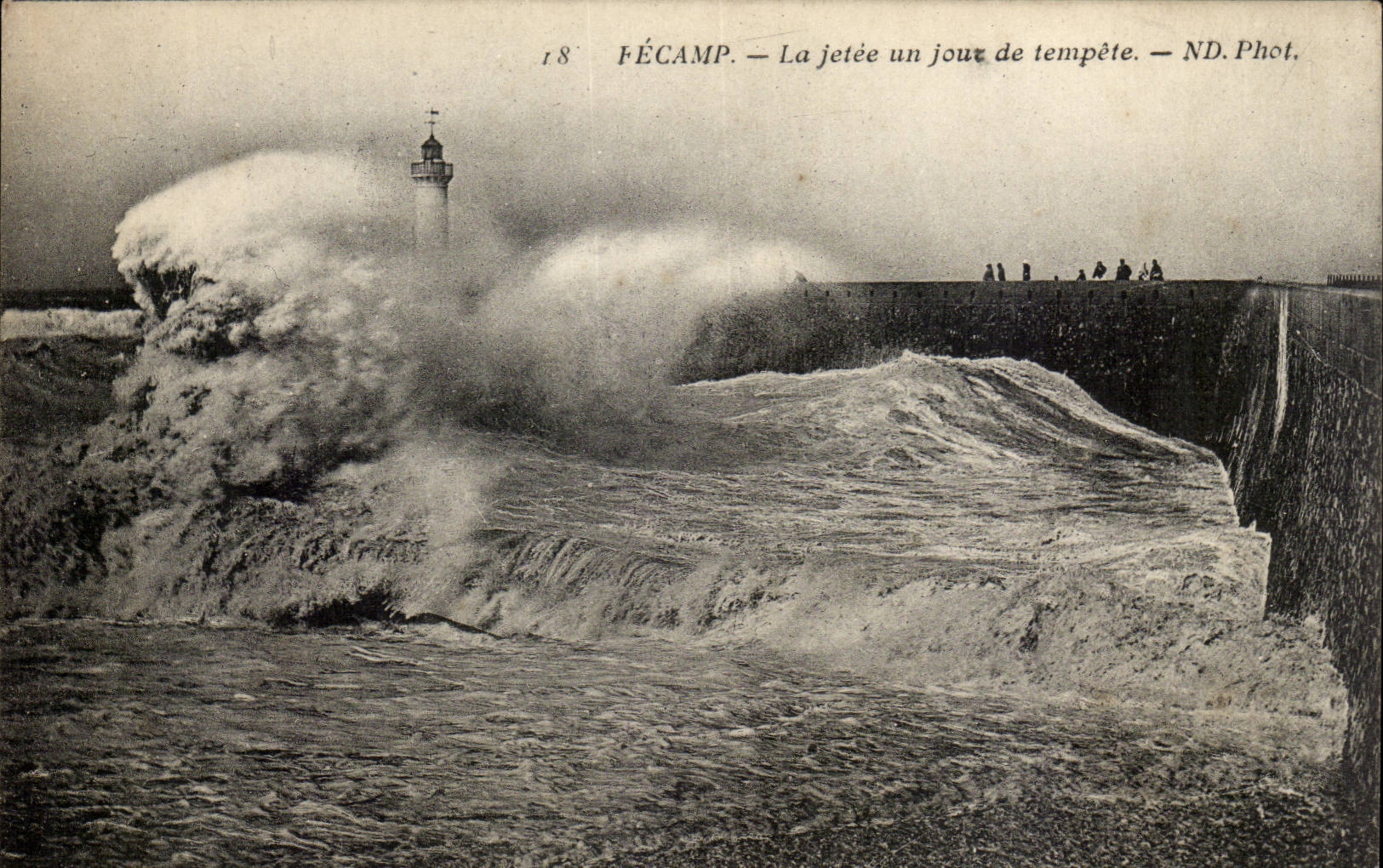 Fecamp CPa La jetee un jour de tempete (phare)