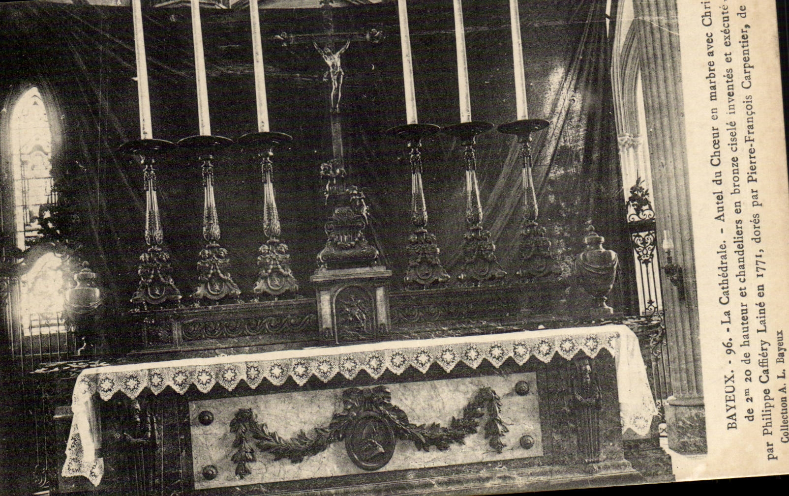 BAYEUX - La Cathédrale. - Autel du Chœur avec crucifix, chandeliers et ornements - par Philippe Caffiéry et Pierre-François Lainé, 1771