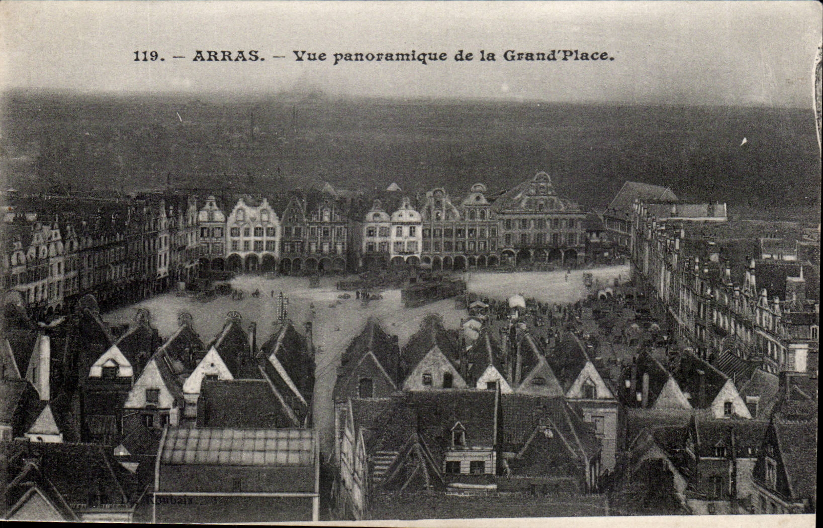 Arras CPA Vue panoramique de la grande place