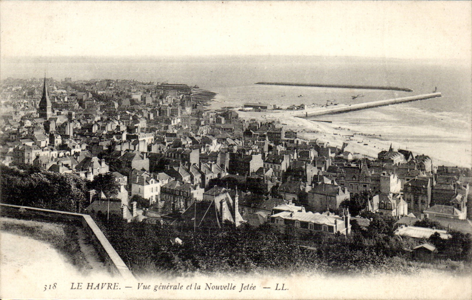 Le Havre CPA Vue generale et la nouvelle jetee