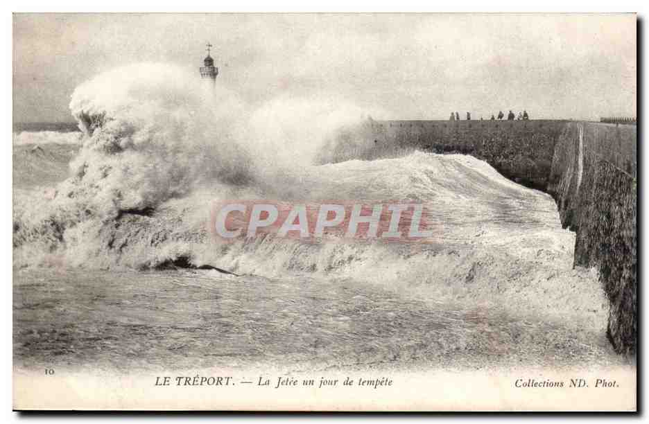 Le TReport CPA La jetee un jour de tempete (phare ligththouse)