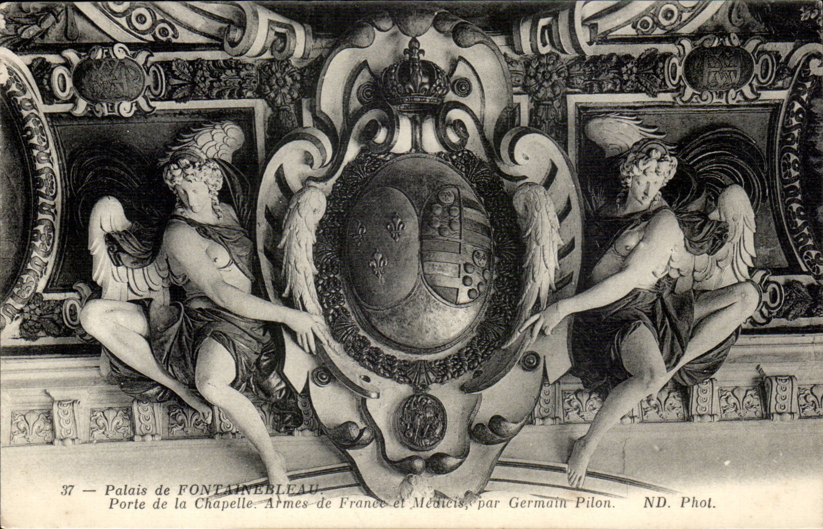 Schloss FONTAINEBLEAU — Tor der Kapelle. Wappen Frankreichs und der Medicis, von Germain Pilon. ND. Fotografie.