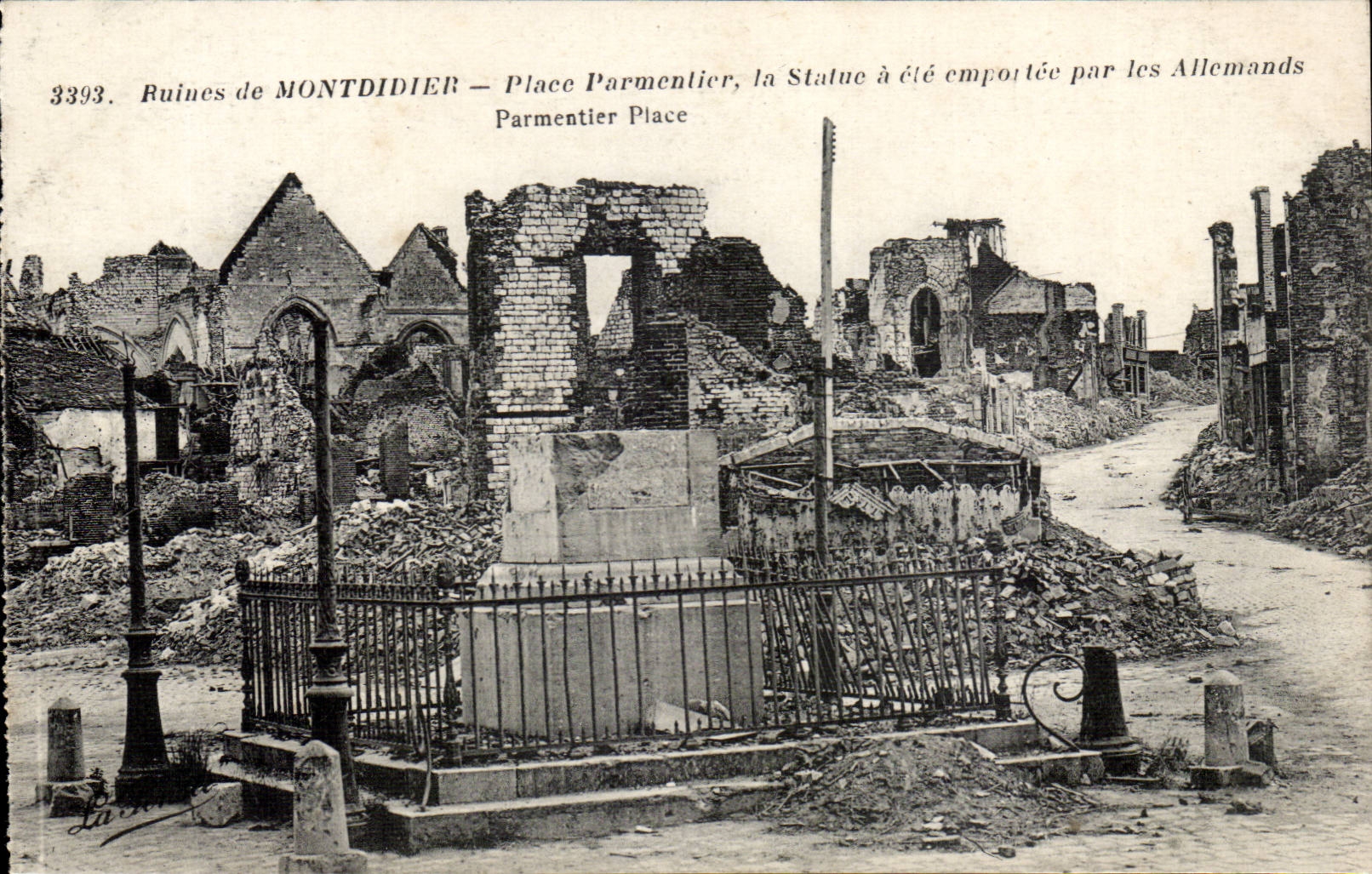 Ruines de Montdidier CPA Place PArmentier la statue a ete emportee par les allemands
