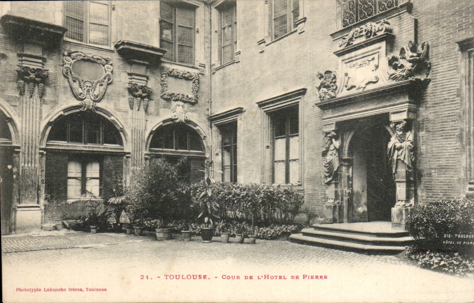 Toulouse — Cour de l'Hôtel de Pierre — Phototypie Laboniche frères, Toulouse