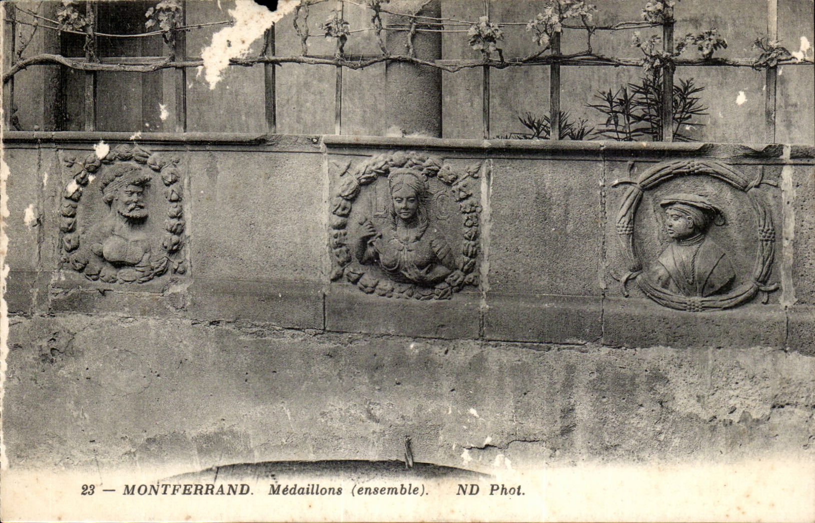 Montferrand — Médailleons (ensemble) — ND Phot.
