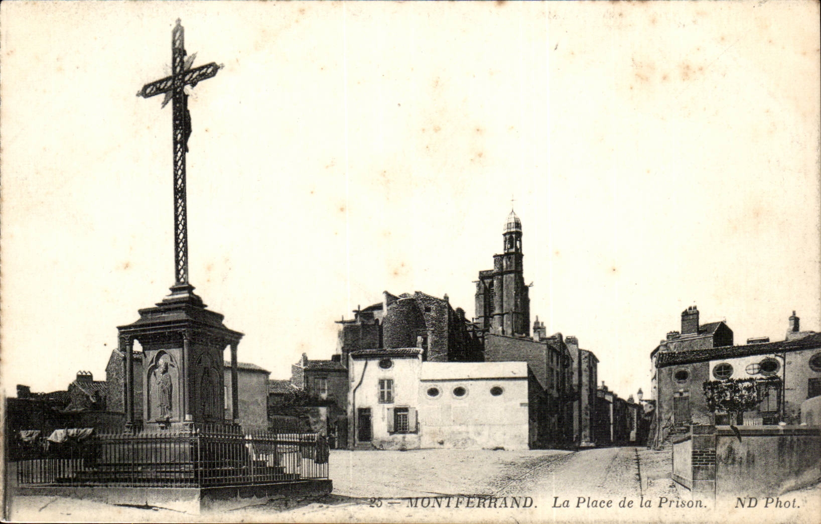 Montferrand CPA la place de la prison