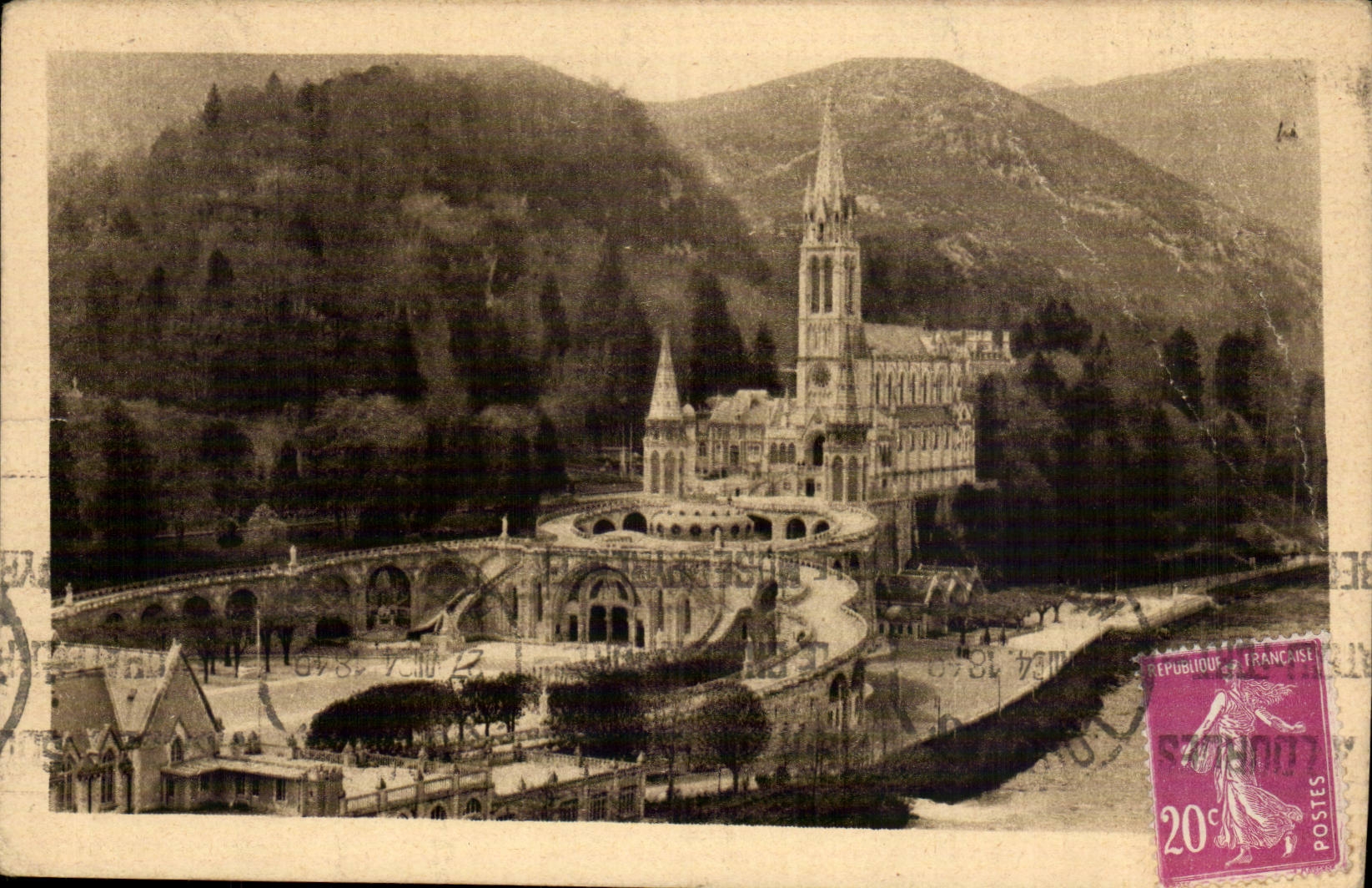 Lourdes CPA Vue d'ensemble sur la basilique 