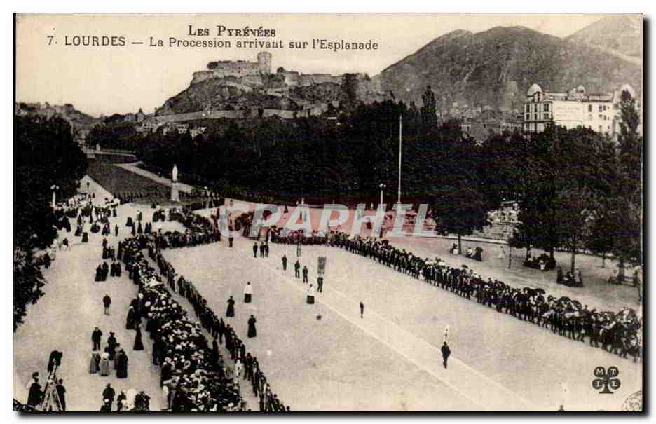 Lourdes CPA la procession arrivant sur l'esplanade