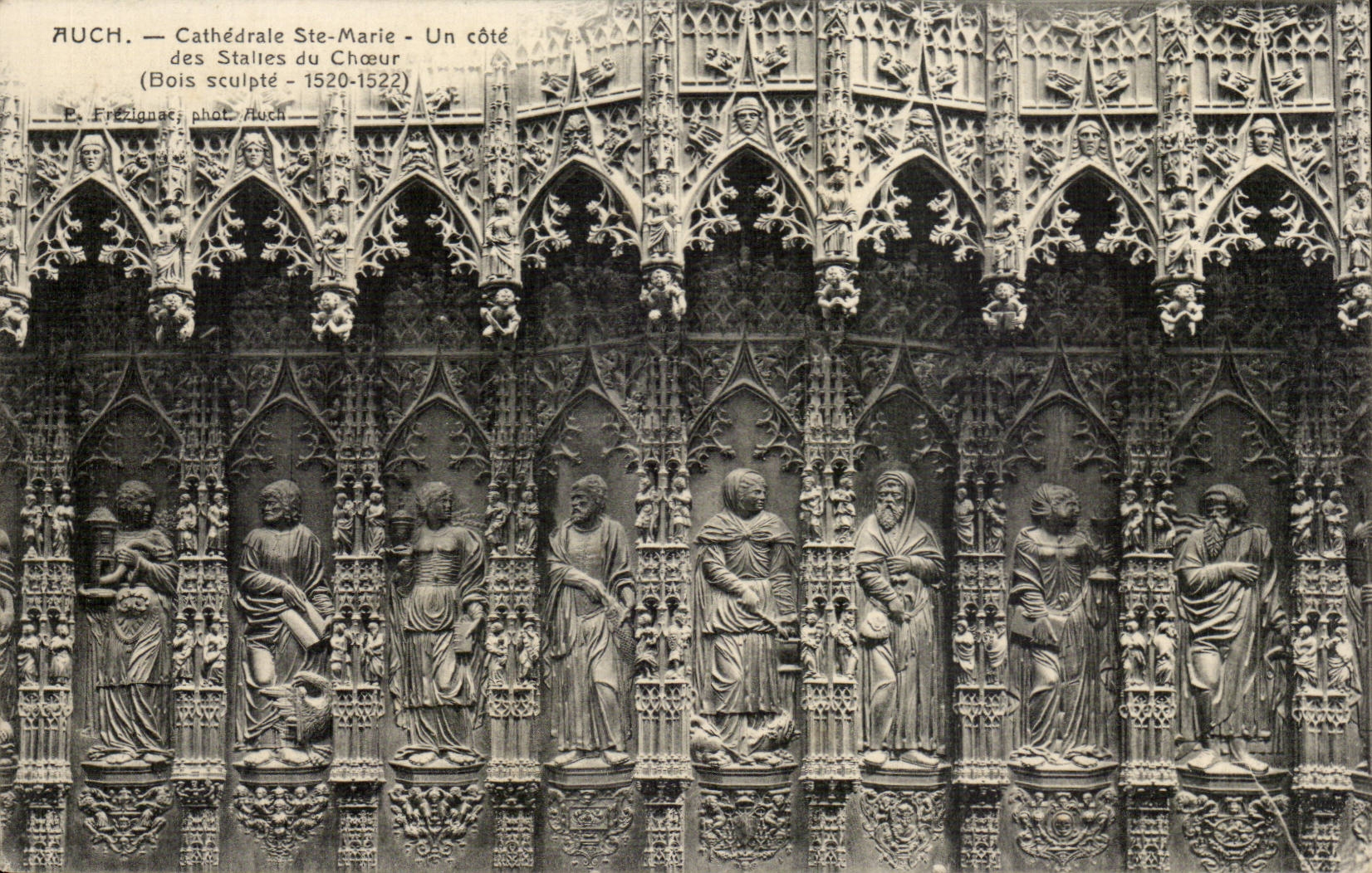 Auch — Cathédrale Ste-Marie — Un côté des Stalles du Chœur — Bois sculpté 1520-1522 — P. Frezignac, phot. Auch