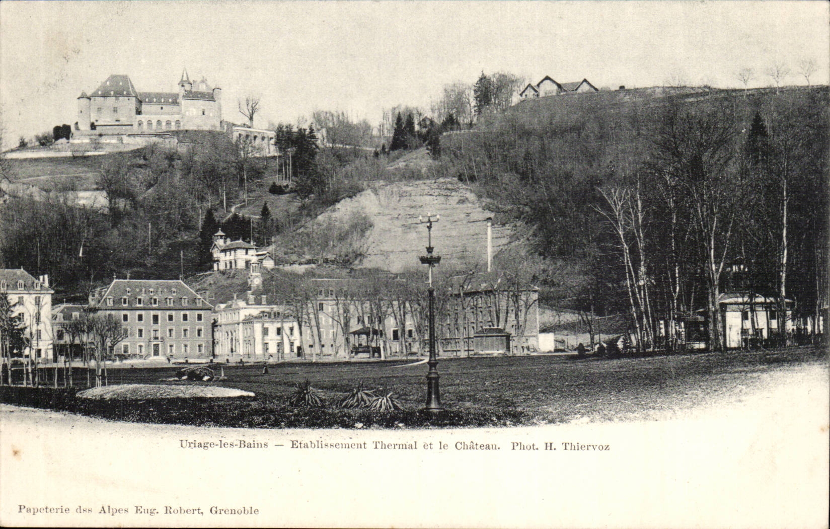 Uriage-les-Bains — Établissement Thermal et le Château — Phot. H. Thiervoz — Papeterie des Alpes Eug. Robert, Grenoble