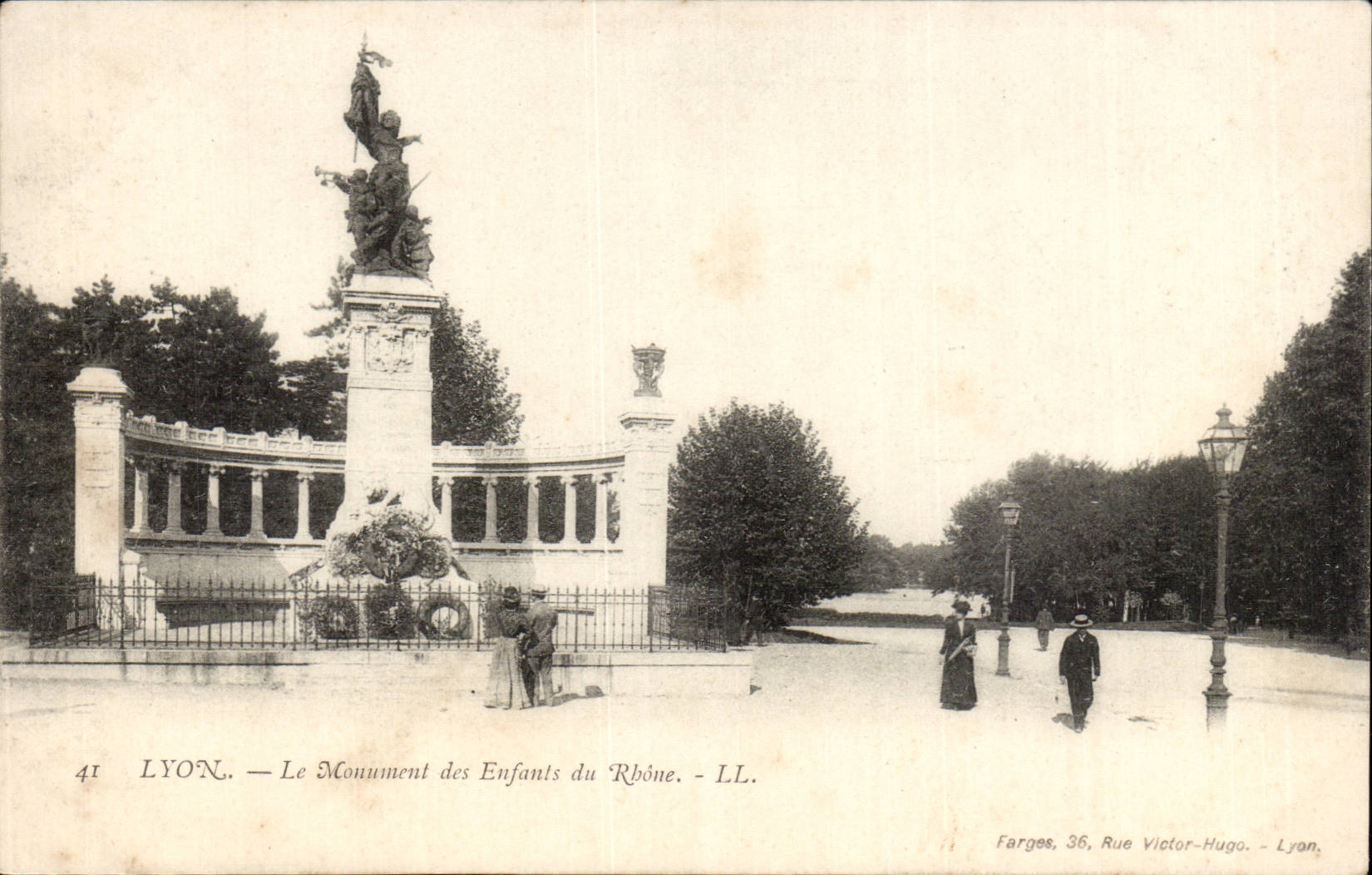 LYON. — Le Monument des Enfants du Rhône. — Farges, 36, Rue Victor-Hugo. — Lyon.