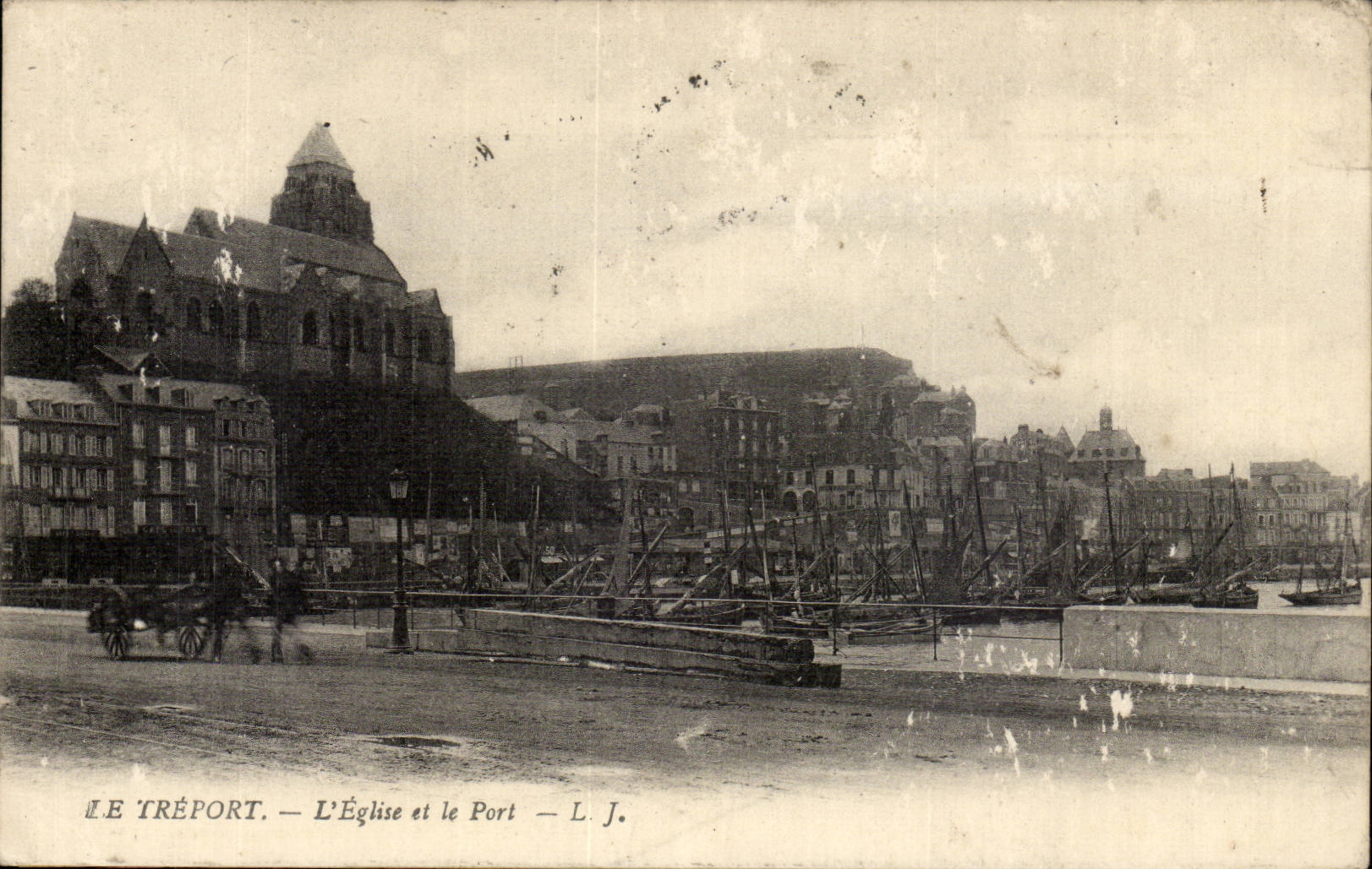 Le TReport CPA L'eglise et le port