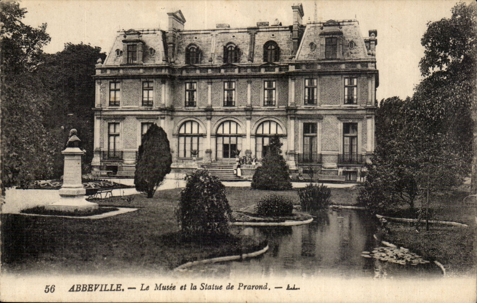 Abbeville CPa Le musee et la statue de Prarond