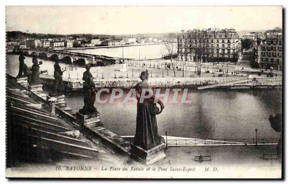Bayonne CPA La place du reduit et le pont Saint Esprit