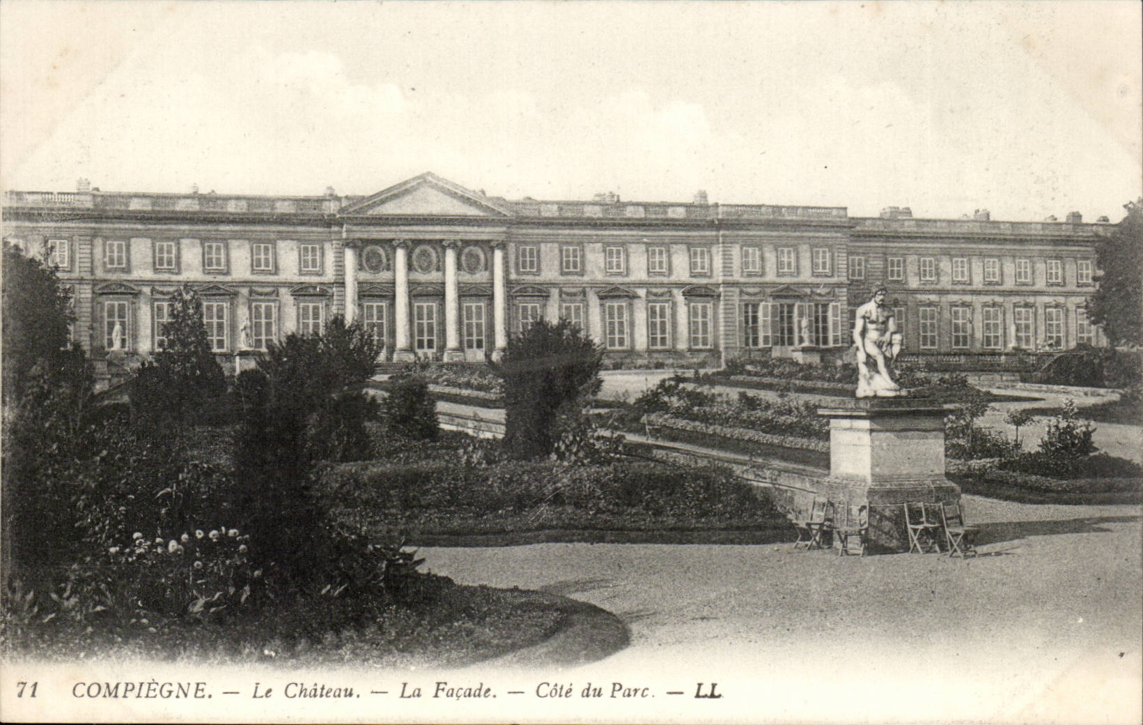 Compiegne CPA Le chateau La facade Cote du parc