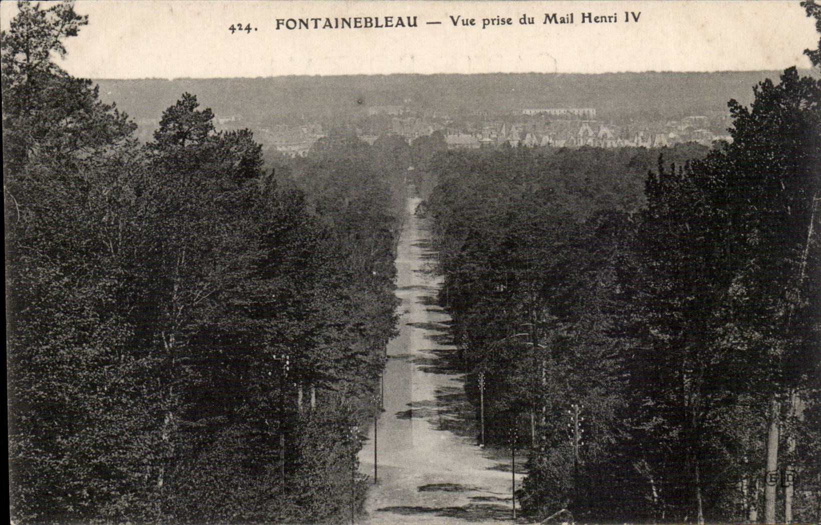 Fontainebleau — Vue prise du Mail Henri IV — Éditions de la poste