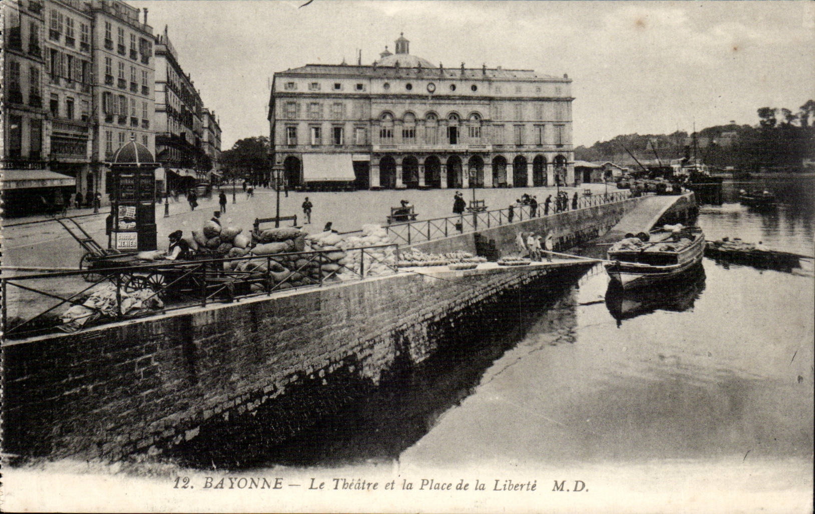 Bayonne — Le Théâtre et la Place de la Liberté — M.D.