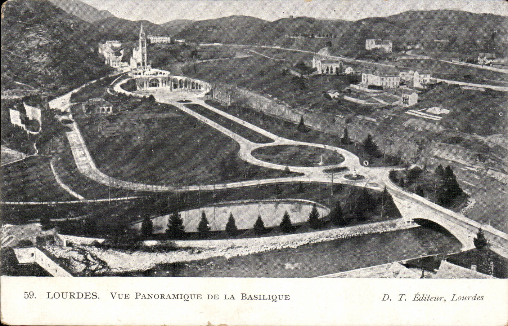 Lourdes CPA Vue panoramique de la basilique
