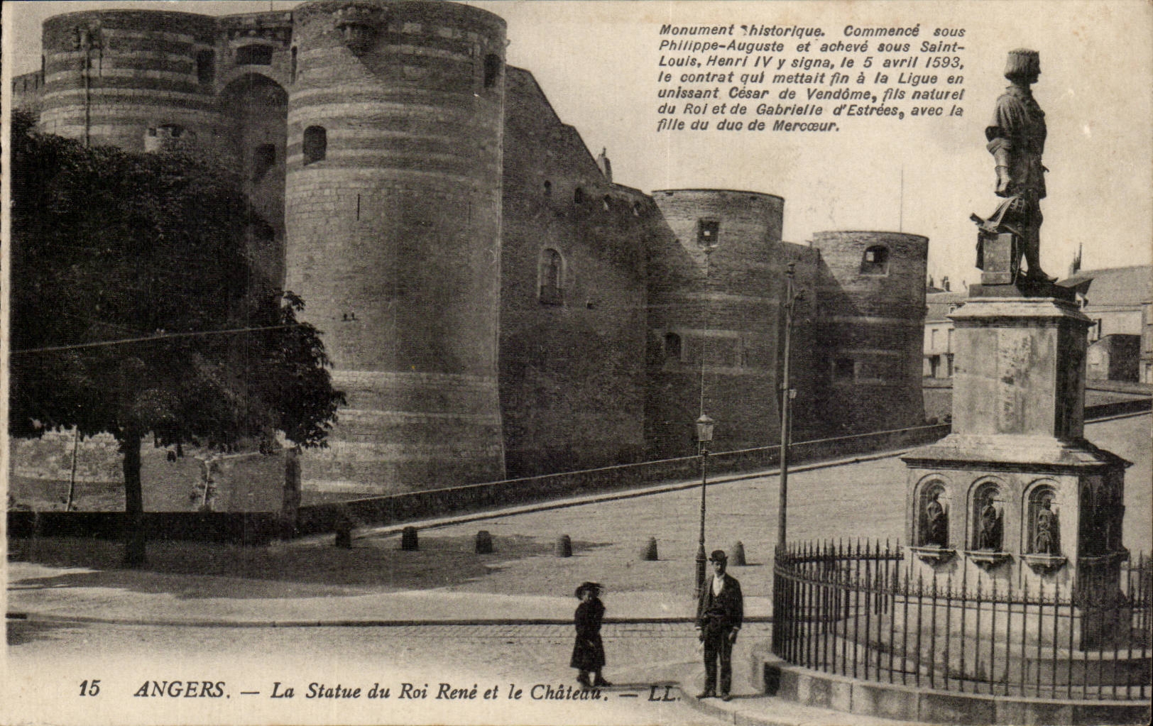 Angers CPA La statue du roi Rene et le chateau