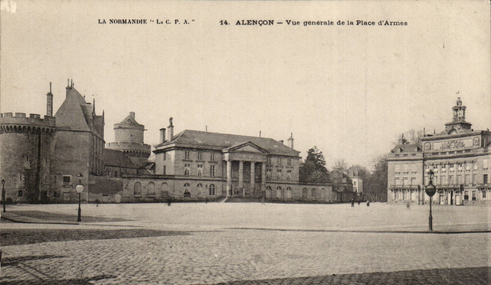 Alencon CPA Vue generale de la place d'armes