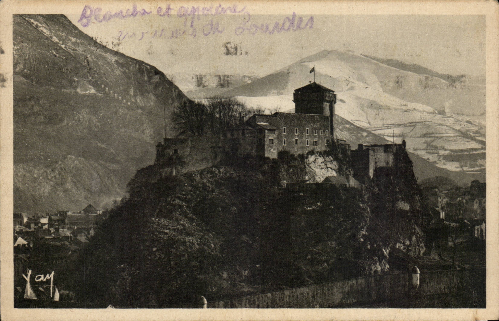 Lourdes CPA la chateau fort et les montagnes