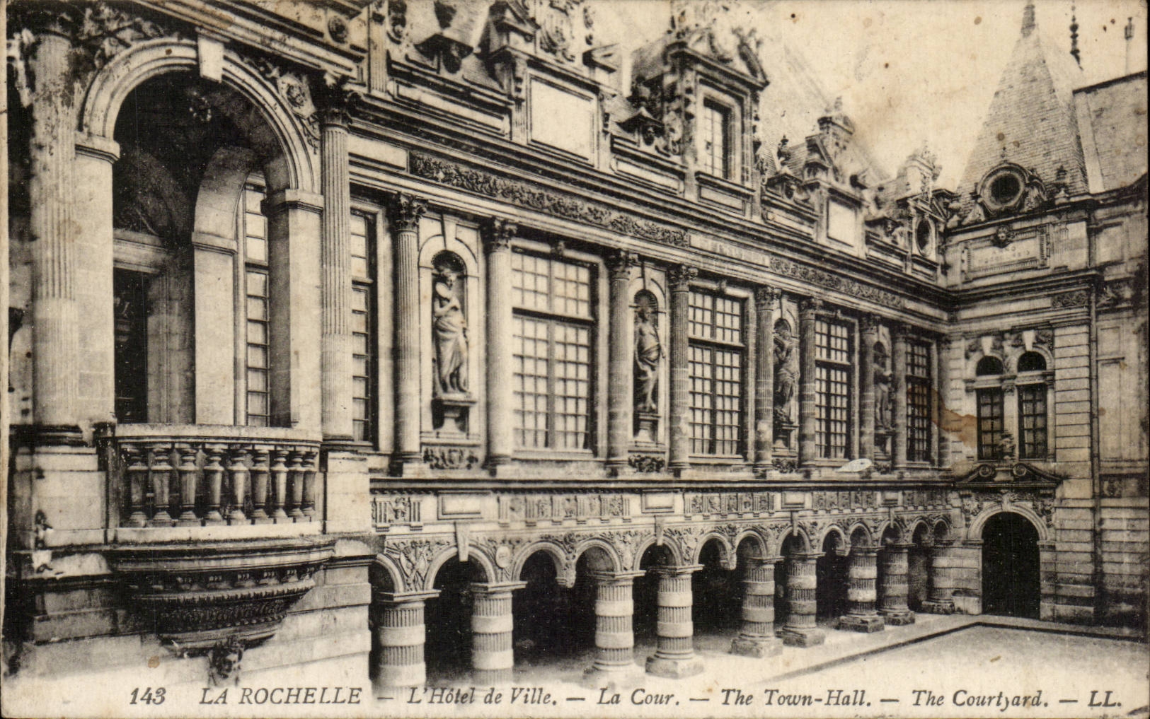 La Rochelle cPA Hotel de ville La cour